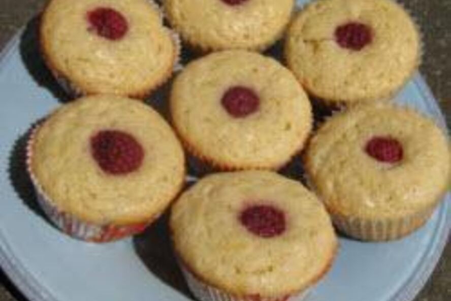 Рецепт лимонные маффины с ягодкой