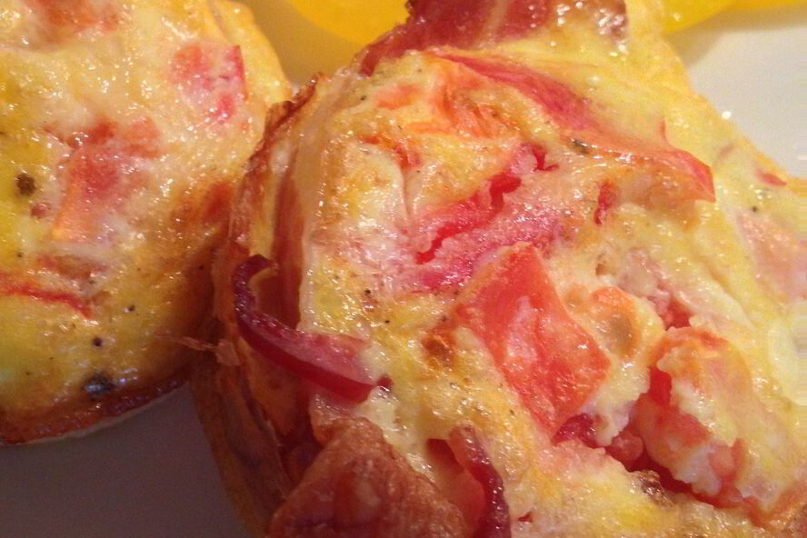 Рецепт омлетно-беконовый маффин на завтрак