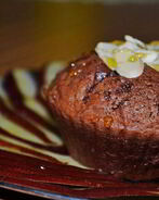 Шоколадные маффины с грецкими орехами и карпаччо из красной груши