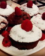 Шоколадные маффины с малиной