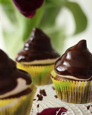 Шоколадные маффины с зефирным кремом