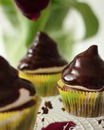 Шоколадные маффины с зефирным кремом