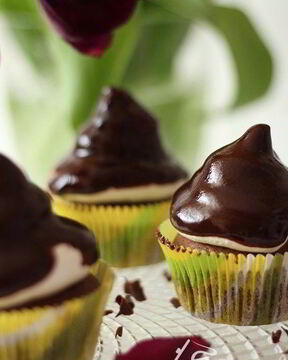 Шоколадные маффины с зефирным кремом