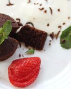 Шоколадные маффины со свежими ягодами и пломбиром