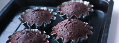 шоколадные маффины со свежими ягодами и пломбиром. Шаг 5