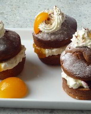 Шоколадные маффины со взбитыми сливками