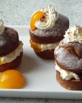 Шоколадные маффины со взбитыми сливками