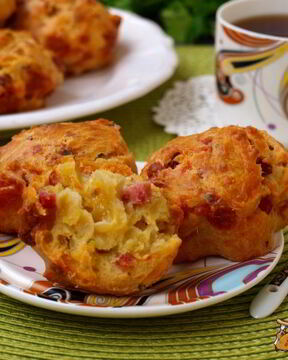 Закусочные маффины с колбасой и сыром