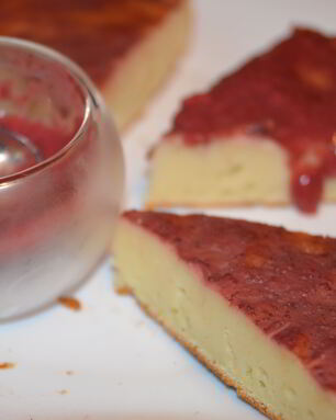 Манник с земляничным соусом