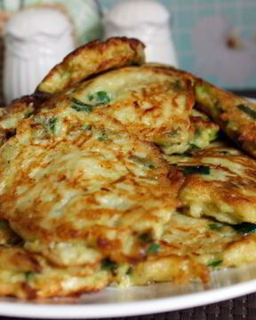 Кабачковые оладьи с зеленым луком