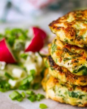 Куриные оладьи с дачным овощным салатом со сметаной