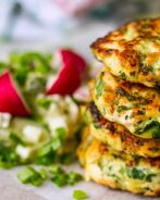 Куриные оладьи с дачным овощным салатом со сметаной