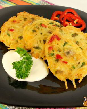 Оладьи из спагетти с грибами, зеленью и сыром