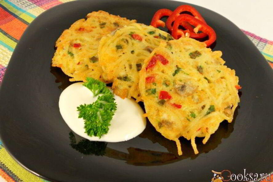 Рецепт оладьи из спагетти с грибами, зеленью и сыром