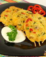 Оладьи из спагетти с грибами, зеленью и сыром