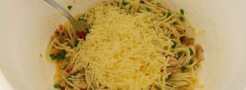 оладьи из спагетти с грибами, зеленью и сыром. Шаг 3