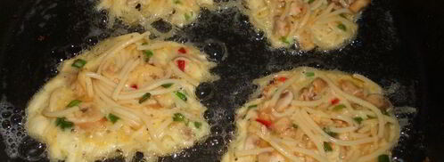 оладьи из спагетти с грибами, зеленью и сыром. Шаг 4