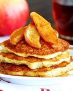 Оладьи на кефире с корицей и яблоком
