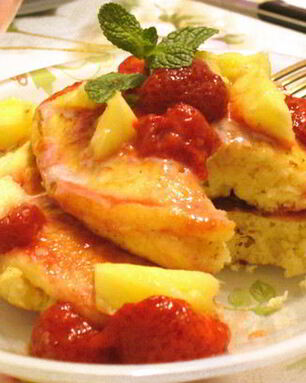 Оладьи pancake с клубникой и ананасом