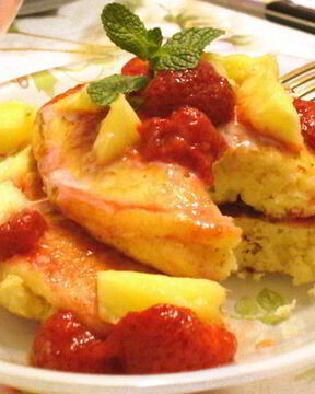 Оладьи pancake с клубникой и ананасом