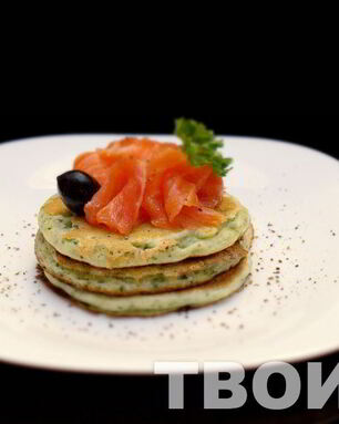 Шпинатные оладьи с семгой