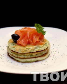 Шпинатные оладьи с семгой