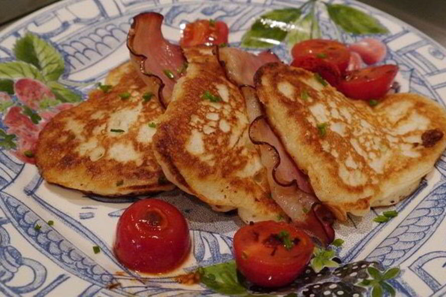 Рецепт сырные оладьи с беконом и помидорами