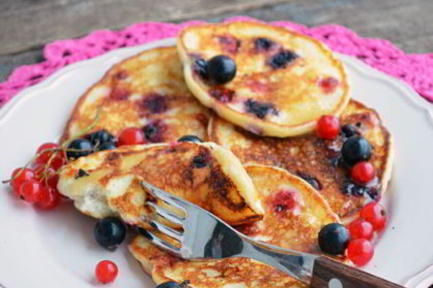 Рецепт творожные оладьи со смородиной