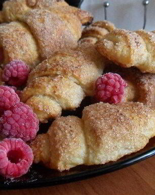 Творожные рогалики с малиной