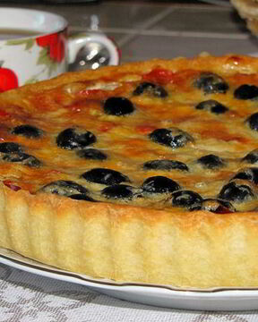 Киш со сладким перцем и маслинами