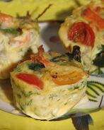 Мини-киши со шпинатом, копченой рыбой и помидорами