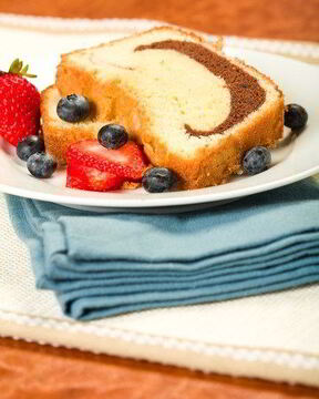 Мраморный пирог с ягодным соусом