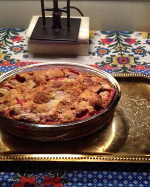 Насыпной яблочно-клубничный пирог