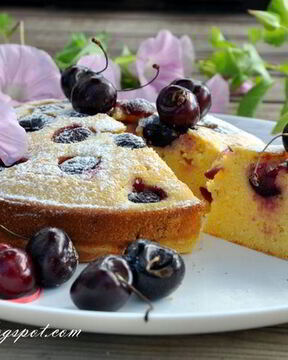 Пирог с черешней на кукурузной муке