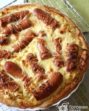 Пирог с кислой капустой и сосисками
