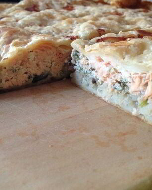 Пирог с лососиной с слоеном тесте