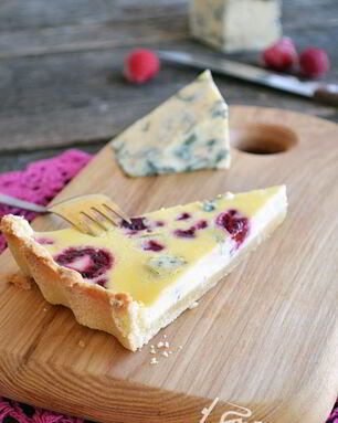 Пирог с малиной и голубым сыром