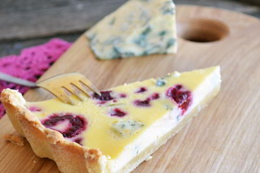 Рецепт пирог с малиной и голубым сыром