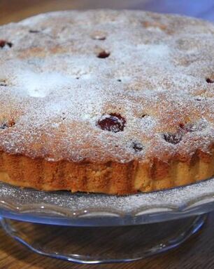 Пирог с орехово-вишневой начинкой