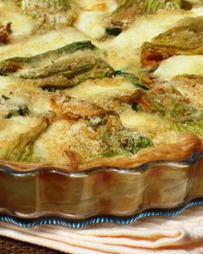 Пирог с цветками цукини и моцареллой