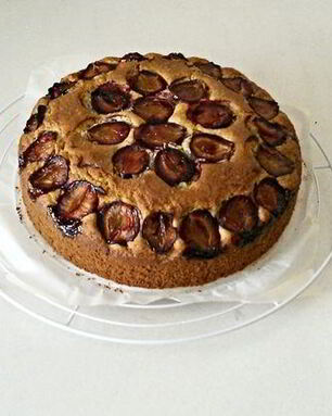 Пирог со сливами и маком