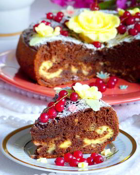 Шоколадно-творожный пирог с черешней