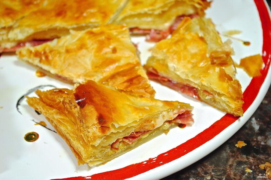 Рецепт слоеный пирог с сыром и колбасой