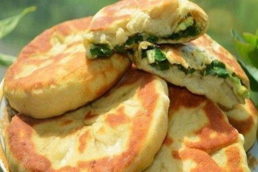 Рецепт мягкие пирожки на кефире с луком и яйцом