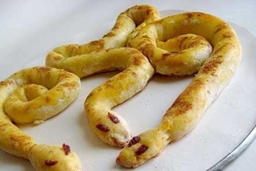 Рецепт новогодние пирожки с бананом змейки