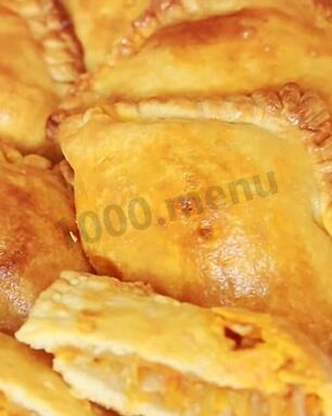 Пирожки из слоеного теста с капустой в духовке