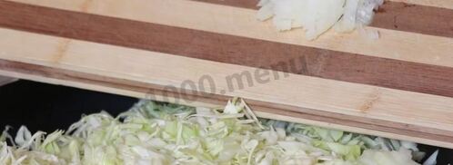 пирожки из слоеного теста с капустой в духовке. Шаг 4