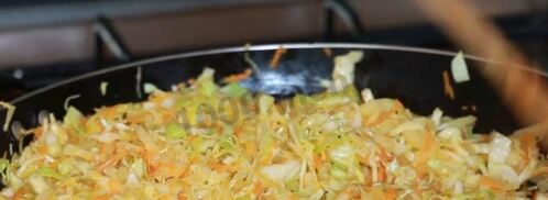 пирожки из слоеного теста с капустой в духовке. Шаг 6