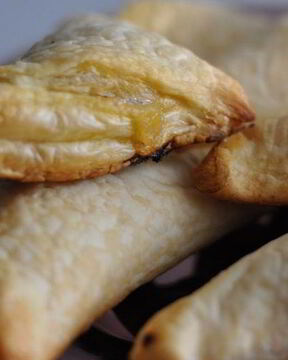 Пирожки из слоеного теста с капустой