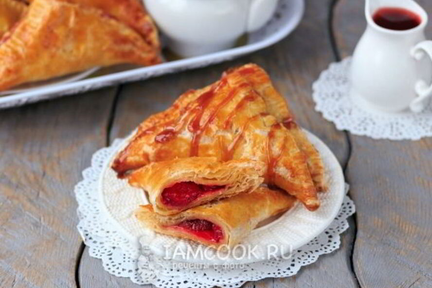 Рецепт пирожков иза слоеного тест с клубникого